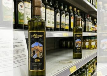 Garrafas de azeite de oliva virgem extra Afonso 500ml em prateleira de supermercado, com rótulo preto e dourado exibindo paisagem