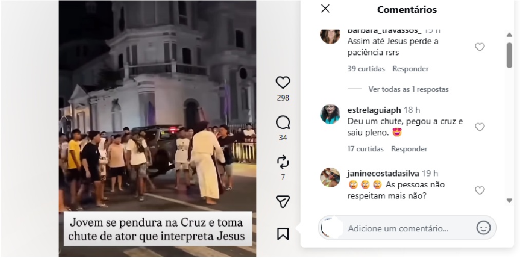 Ator que interpretava Jesus chuta adolescente durante encenação da Paixão de Cristo; assista 2 Print de vídeo viral no Instagram mostra ator de Jesus chutando homem que subiu na cruz durante encenação da Via-Sacra. Usuários comentaram vídeo.