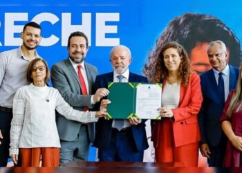 Lula exibe documento ao lado de Guilherme Boulos, Esther Dweck e outras autoridades em cerimônia no Planalto