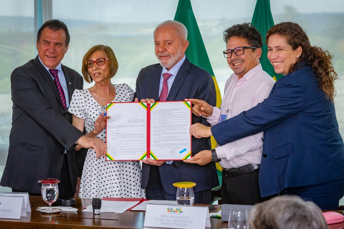 Governo amplia direitos de trabalhadores terceirizados e impacto atinge todo o serviço público 2 Presidente Lula e autoridades exibem decreto assinado no Planalto, com bandeiras do Brasil ao fundo