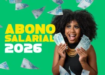 Mulher negra com cabelos cacheados segura notas de R$ 100 com expressão de alegria sobre fundo verde