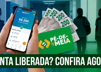 Pessoa segurando cartão Pé-de-Meia e celular com saldo no app Caixa Tem