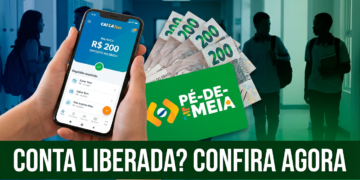 Pessoa segurando cartão Pé-de-Meia e celular com saldo no app Caixa Tem