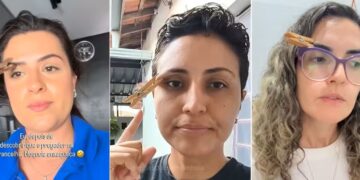 Mulher de blusa azul com pregador de madeira na sobrancelha demonstra truque viral contra enxaqueca